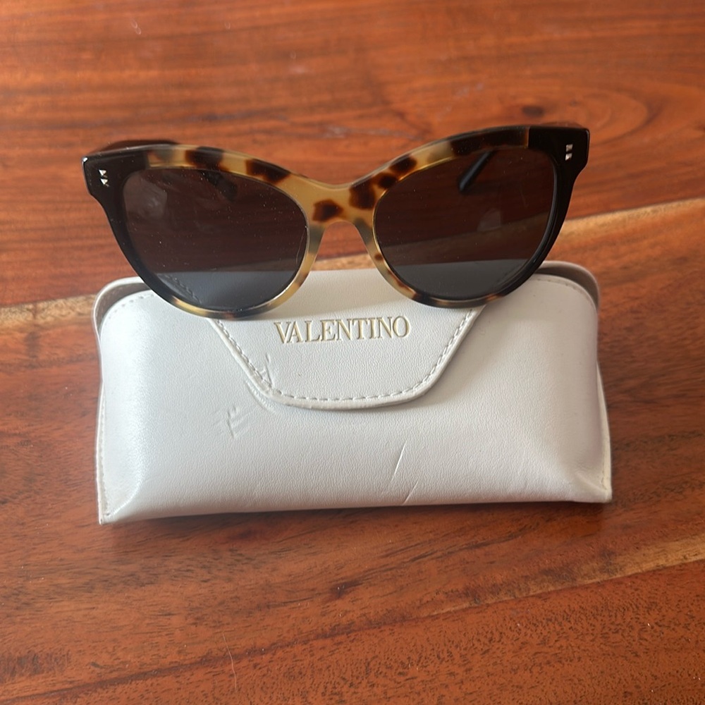 Valentino Sunglasses. VA4013. 54 18 140